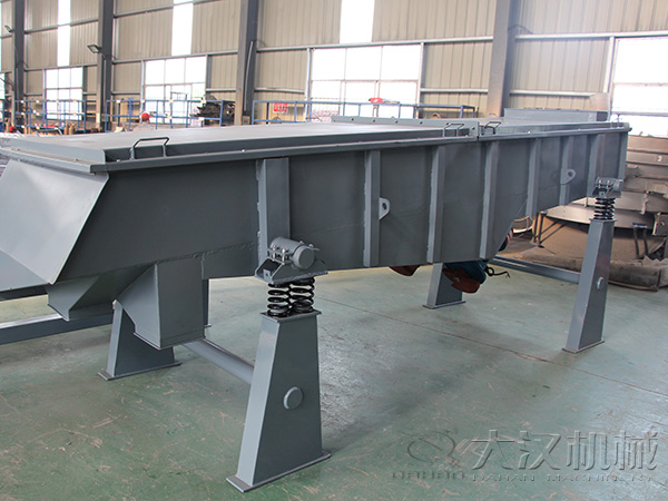 直線輸送機也屬于大型的篩分設備，所以該產品能夠輸送一些比重較大的物料。